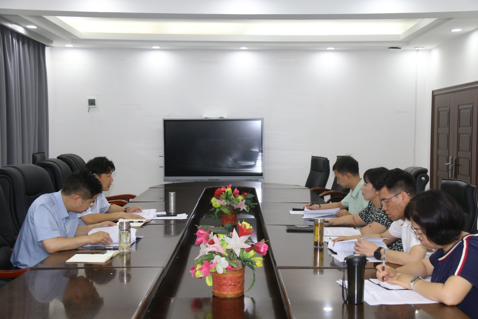学校党委理论学习中心组组织召开弘扬“三大精神”专题学习研讨会