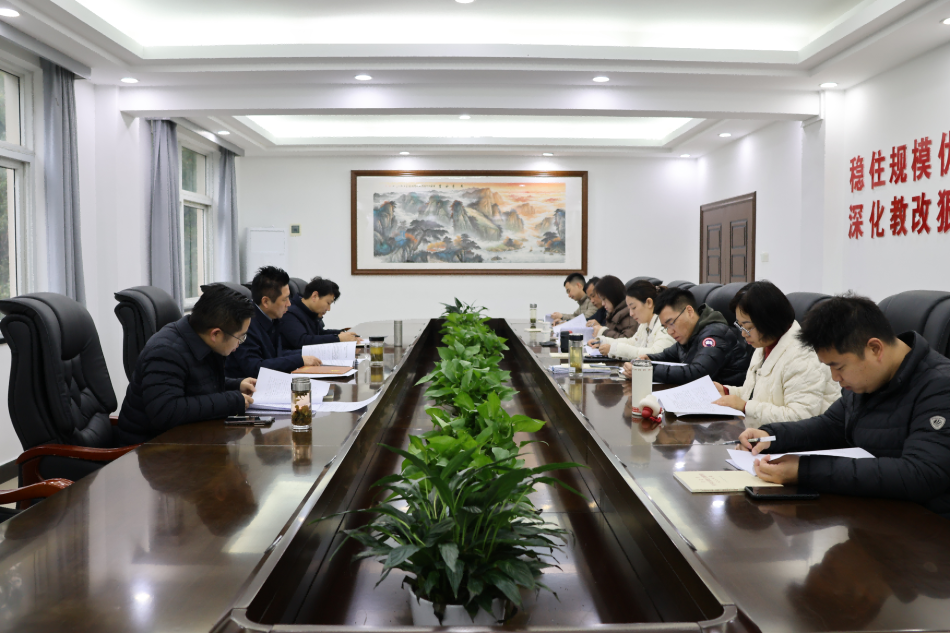 学校党委理论学习中心组专题学习习近平总书记关于树立和践行正确政绩观的重要论述